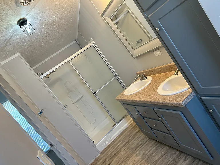 Master en suite bath with walk-in shower