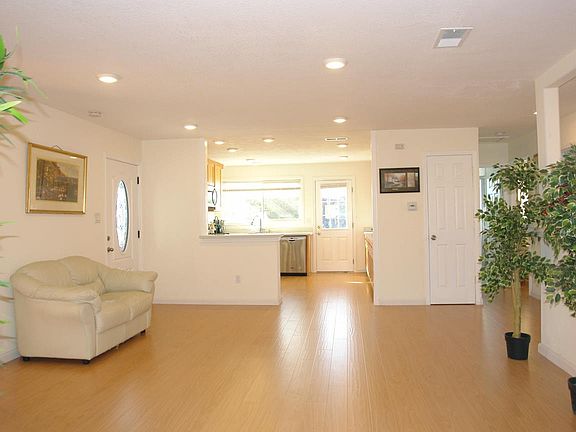 4th image of 1482 Suffolk Dr