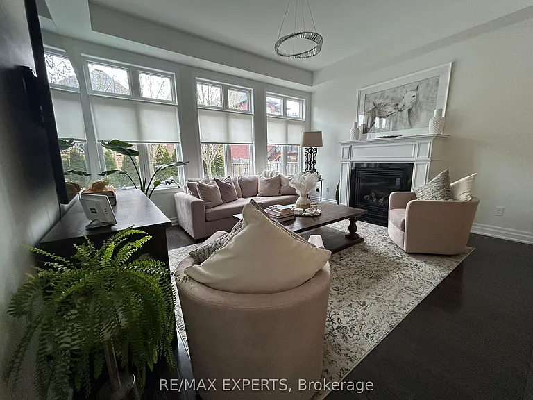 77 Robert Berry Cres — Photo 6