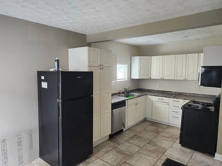 1424 Elmdale Dr — Photo 2
