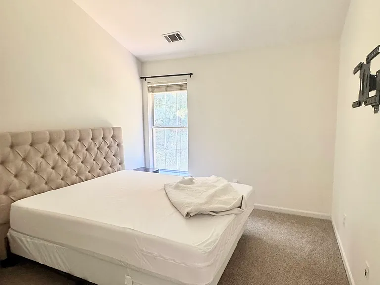 1444 Gates Cir SE — Photo 1