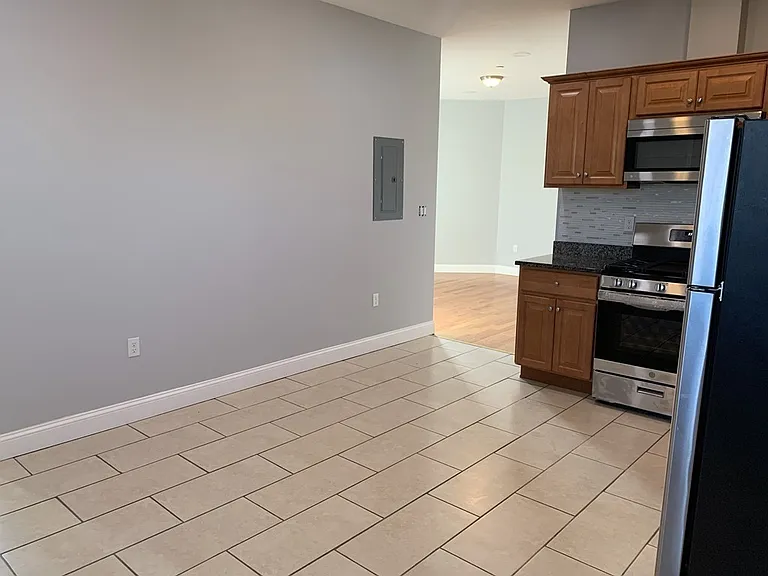 107 Chelsea St #2 — Photo 6