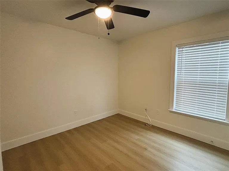 220 W North St — Photo 10