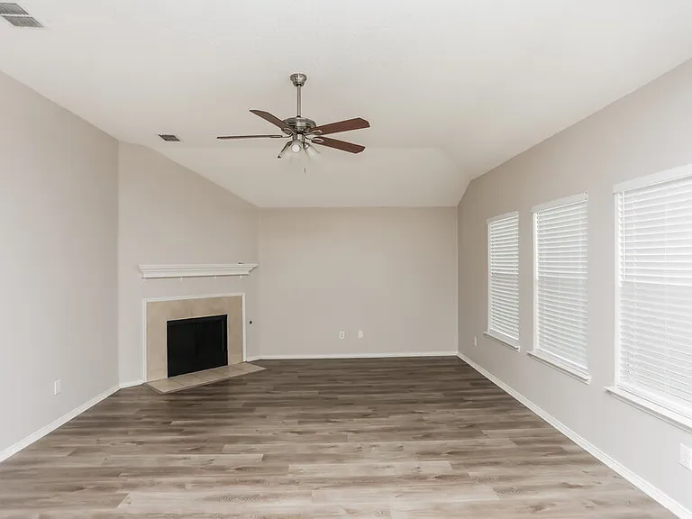 1203 Hampton Dr — Photo 7