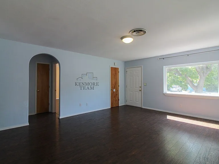 402 Abbot St — Photo 4