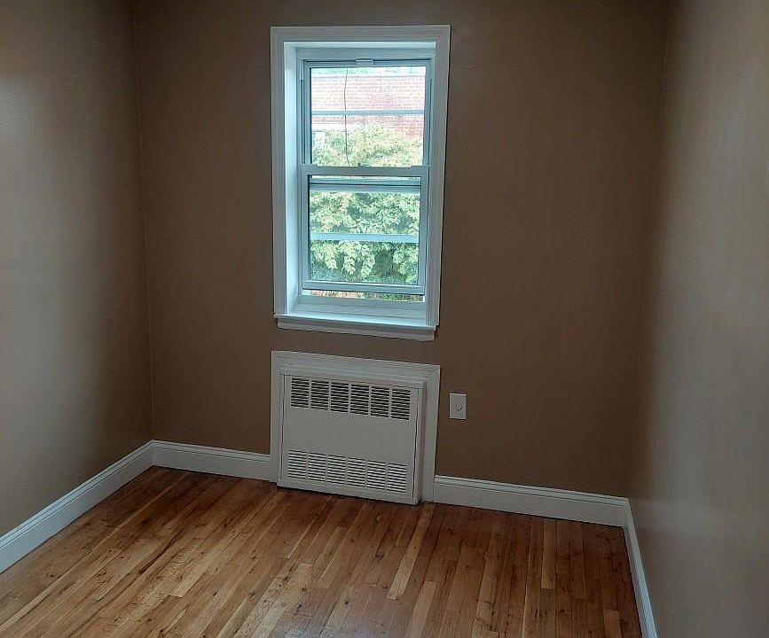 1st image of 633 E 59th St Floor 1