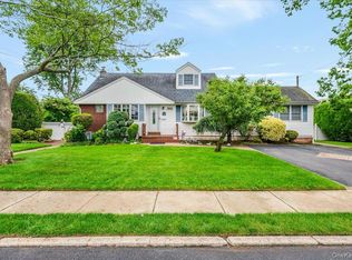 29 2nd Ave, Massapequa Park, NY 11762