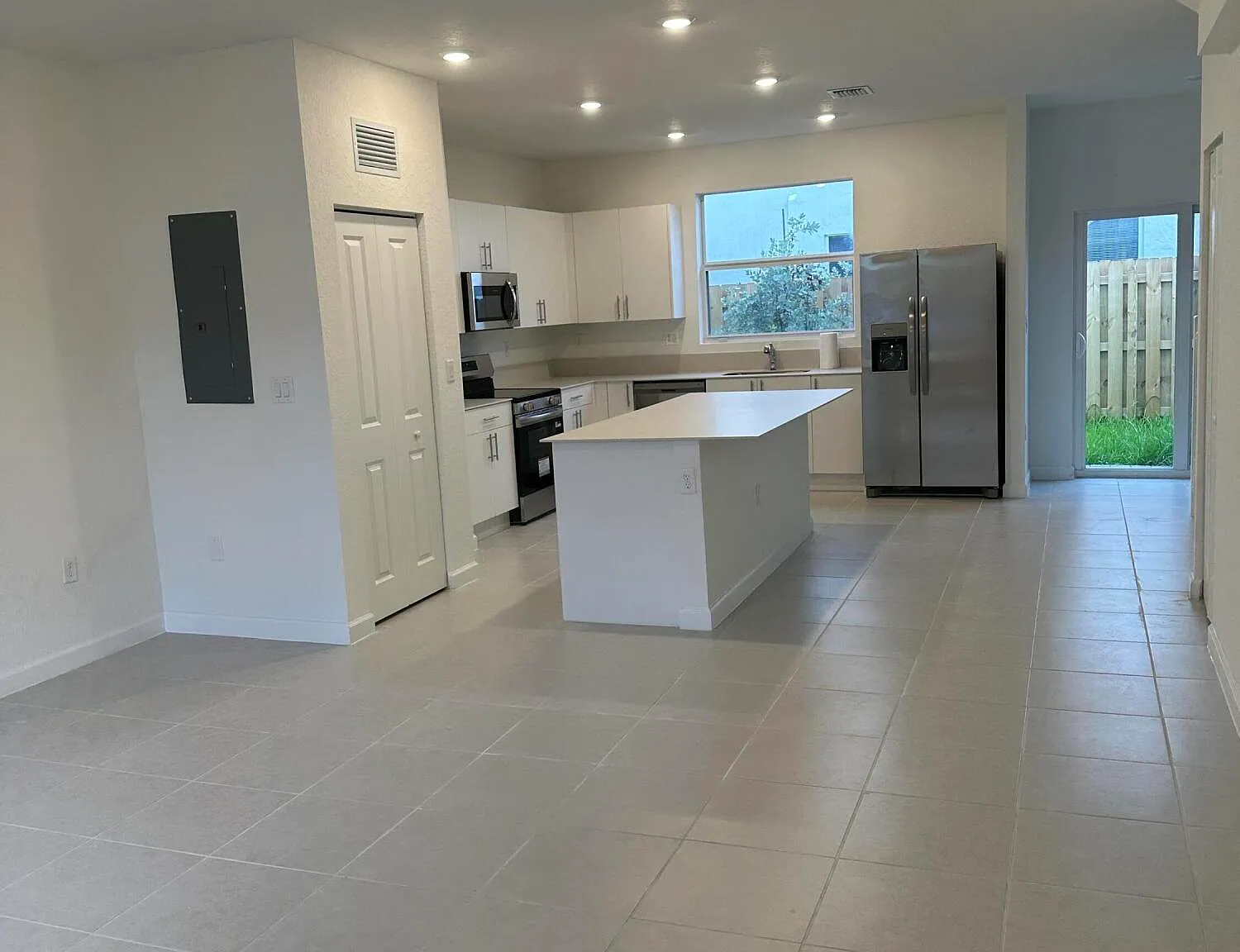 3 bed, 2.5 bath, 1330 sqft, $2,500 — Photo 3