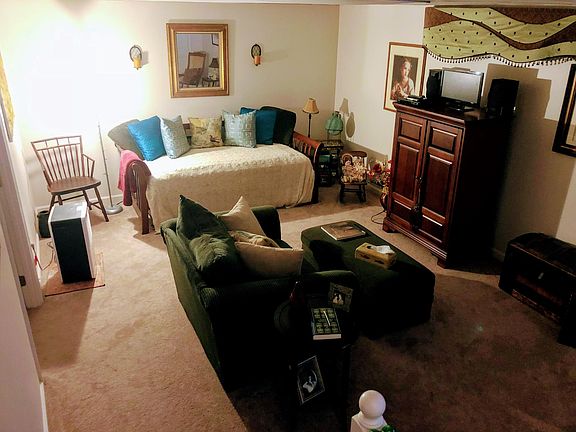 Second bedroom can be arranged as extra guest room or dressi