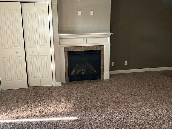 LIVING ROOM FIREPLACE - GAS