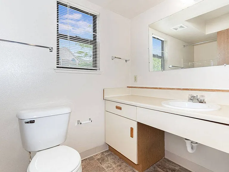 Oak Shores Apartments — Photo 17