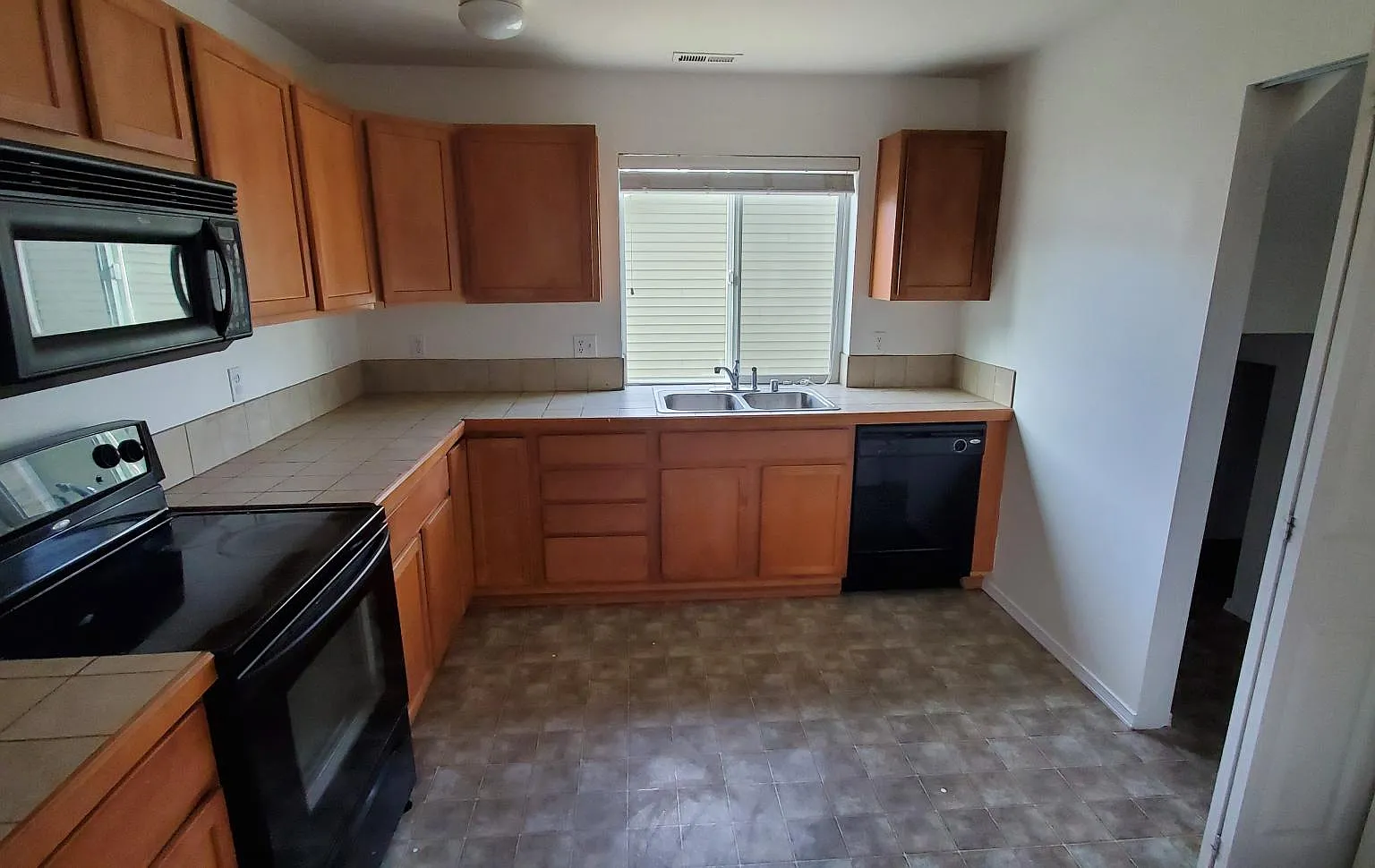 3 bed, 2.5 bath, 1596 sqft, $2,695 — Photo 3