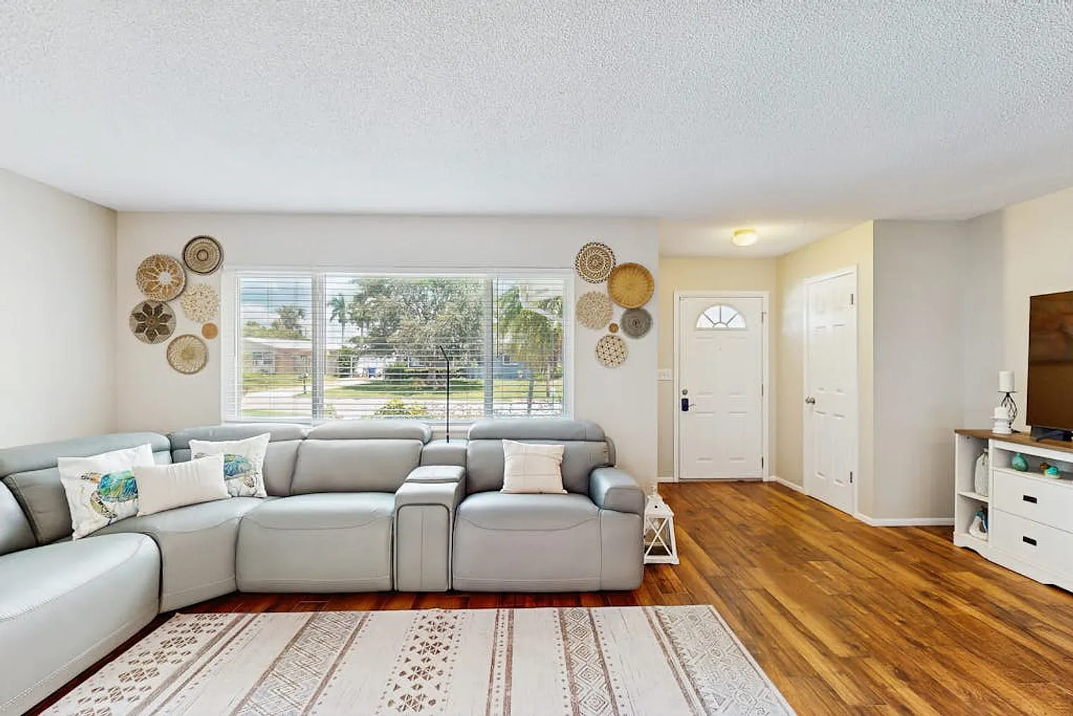 3 bed, 2.0 bath, 1442 sqft, $3,159 — Photo 3