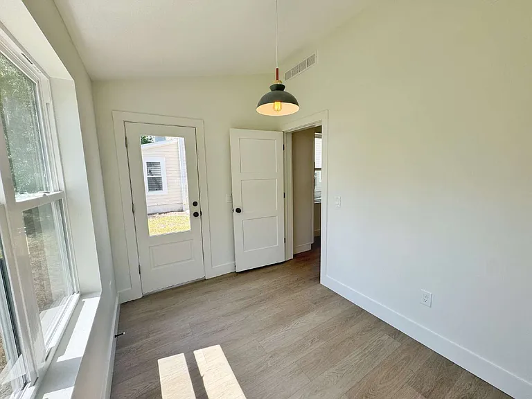 942 Alexander St — Photo 15