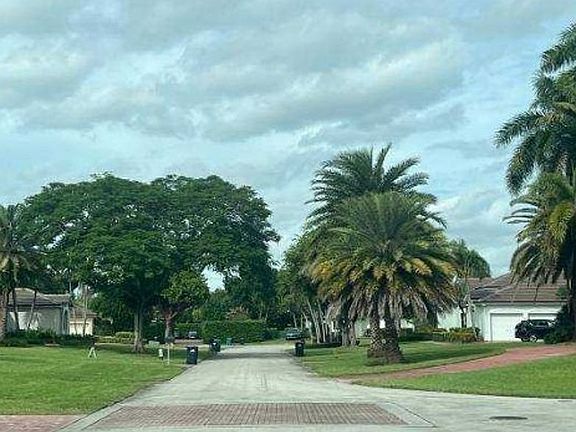 Exterior Neighborhood (street photo)