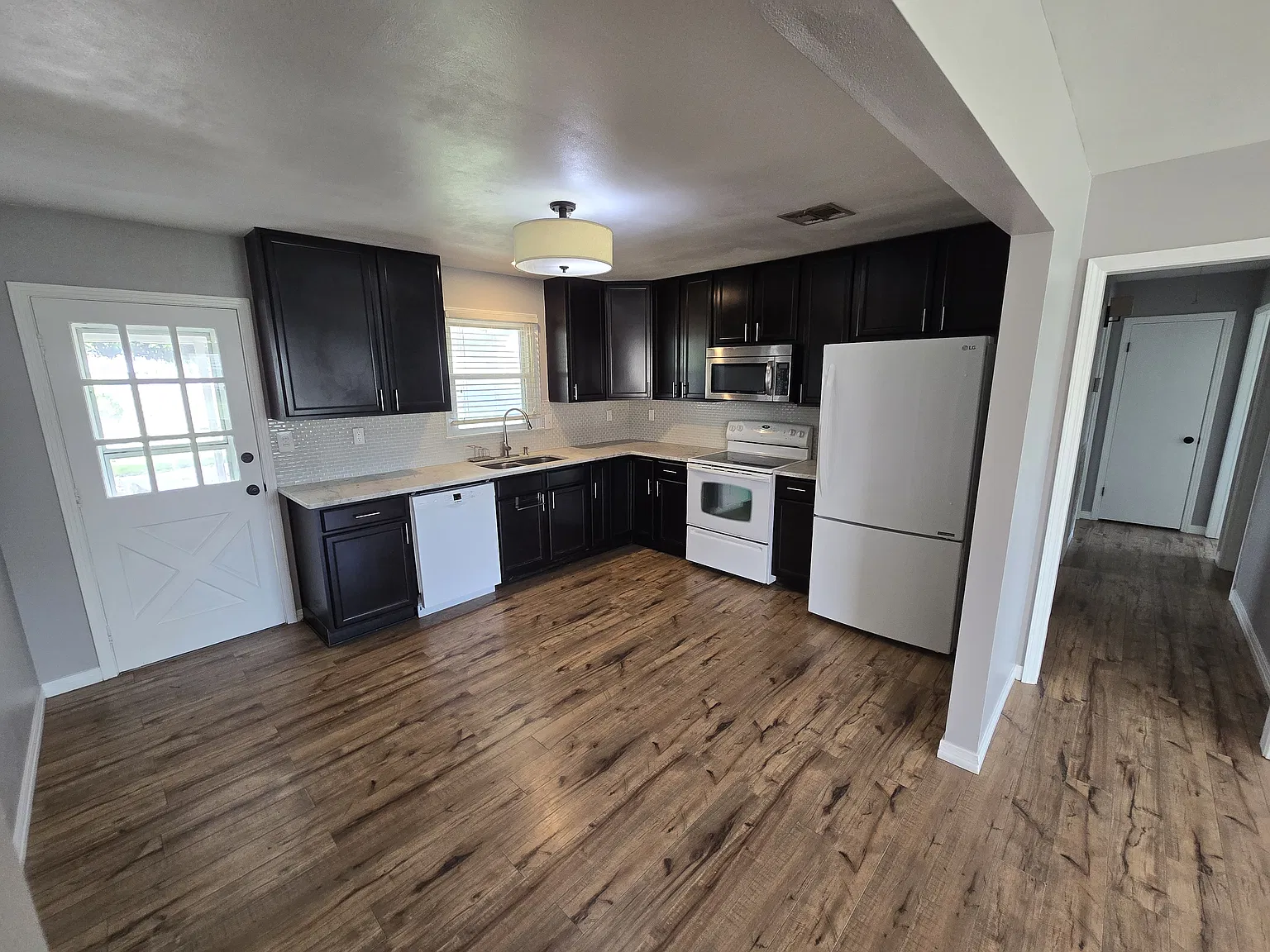 3 bed, 1200 sqft, $1,900 — Photo 3