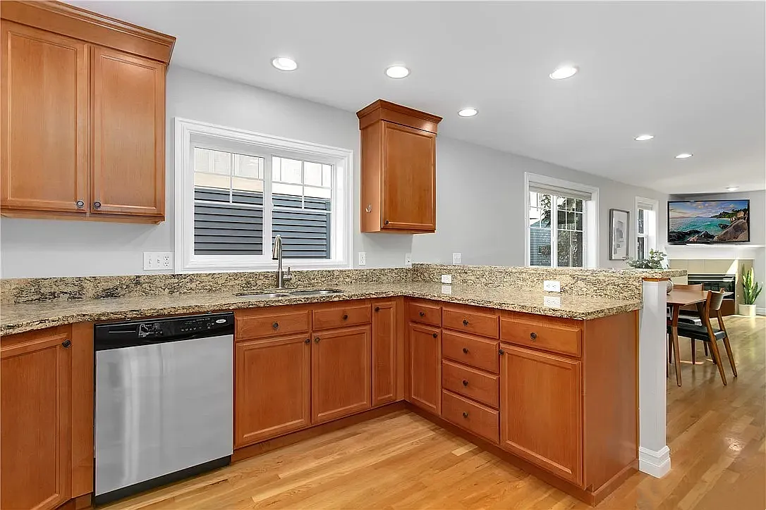 3 bed, 1560 sqft, $3,350 — Photo 3