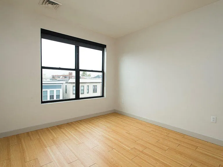 West Square Apartments — Photo 122