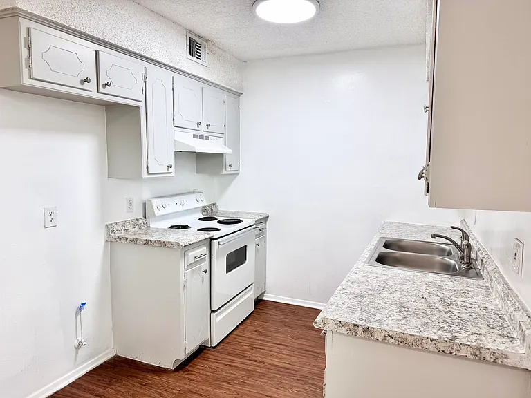 441 SW Thomas St #D — Photo 8