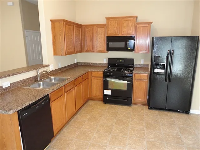 3 bed, 2.0 bath, 1457 sqft, $1,875 — Photo 2
