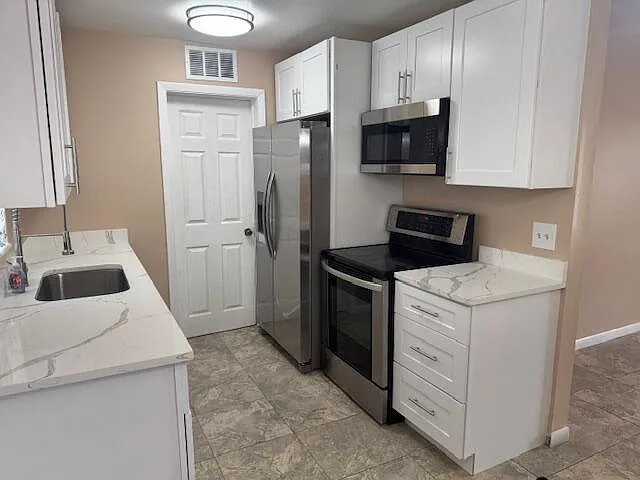 3 bed, 1.0 bath, 912 sqft, $2,200 — Photo 2
