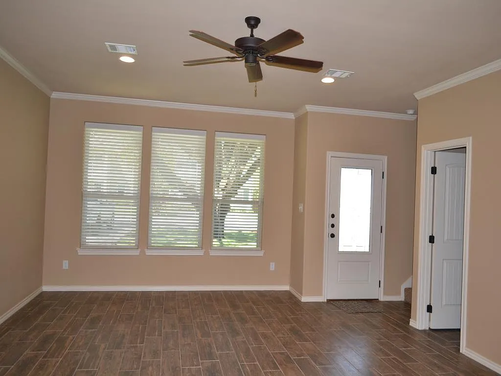 5 bed, 5.5 bath, 2090 sqft, $5,295 — Photo 3