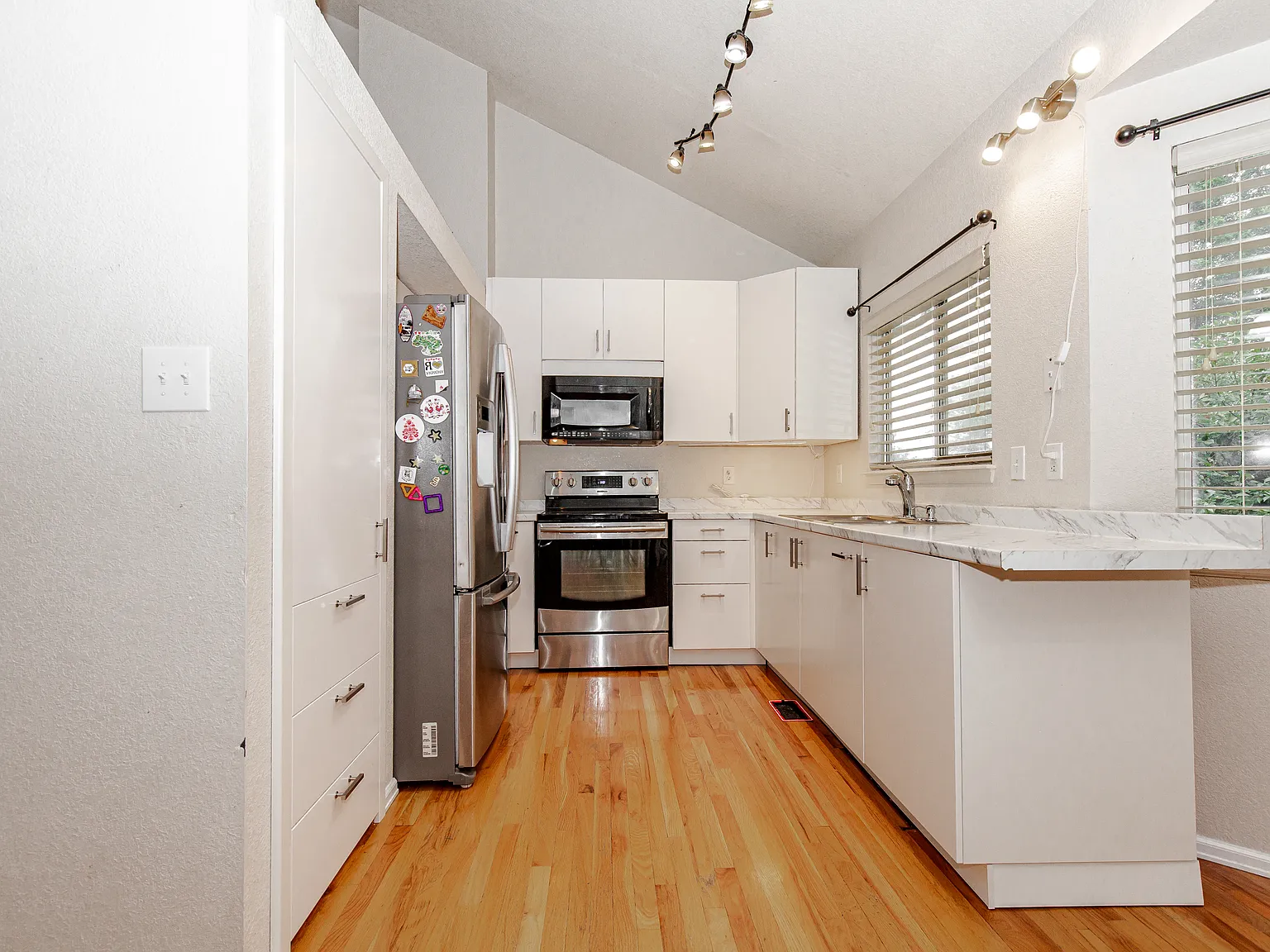 4 bed, 1878 sqft, $2,800 — Photo 2