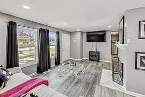 4th image of 318 Marquette St