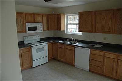 Nice kitchen w/pantry