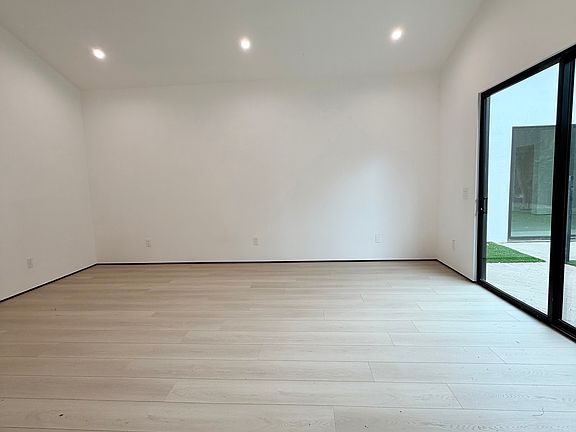 4th image of 6031 Atoll Ave