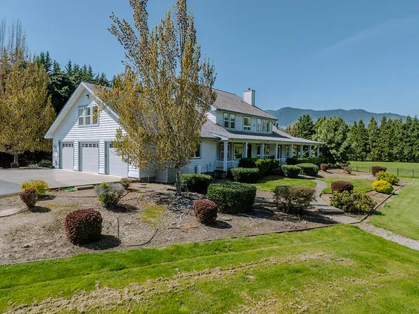 206 Blue Water Ln, Grants Pass, OR 97527