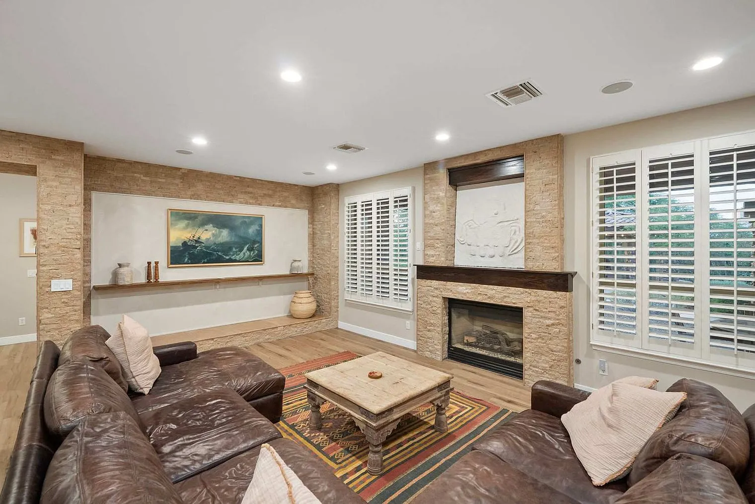 6 bed, 3.0 bath, 5198 sqft, $18,844 — Photo 1
