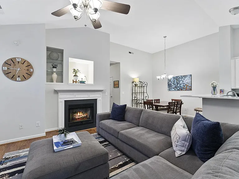 1108 Vermillion Dr — Photo 5