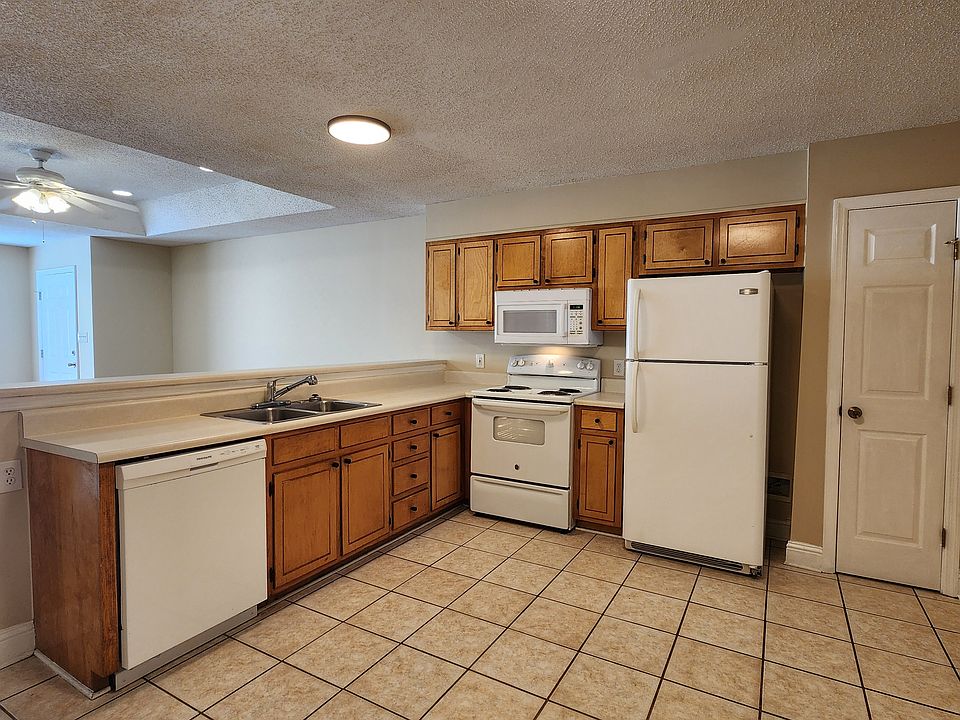 Eat-in kitchen