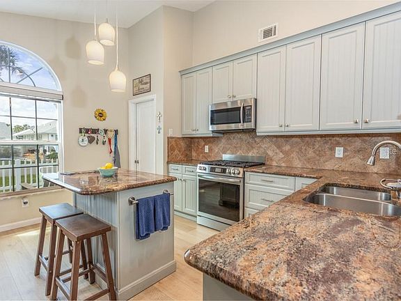 5th image of 33 BEDFORD DRIVE