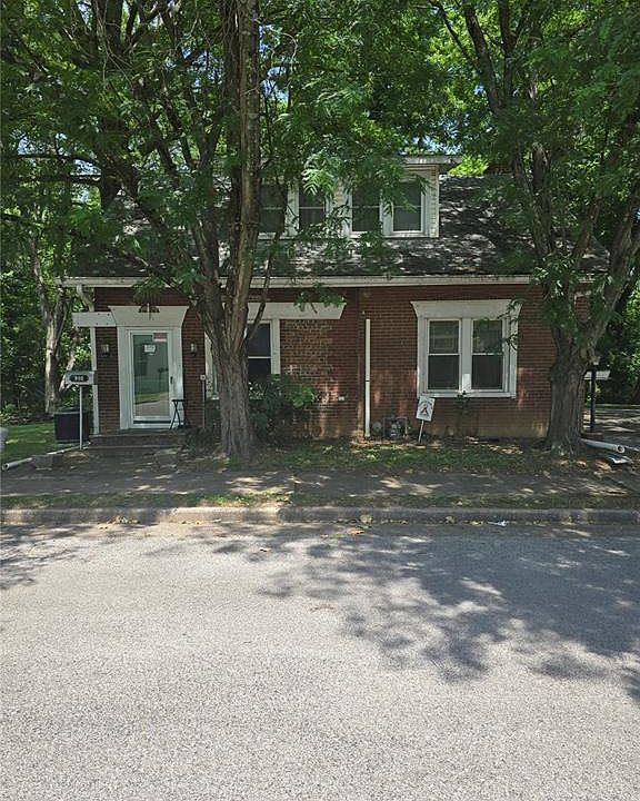 1st image of 910 N 2nd St
