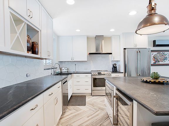 3rd image of 825 E Park Ave