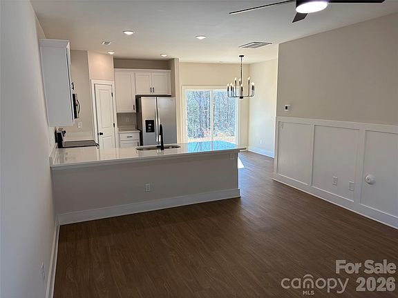 4th image of 916 Blake Rd