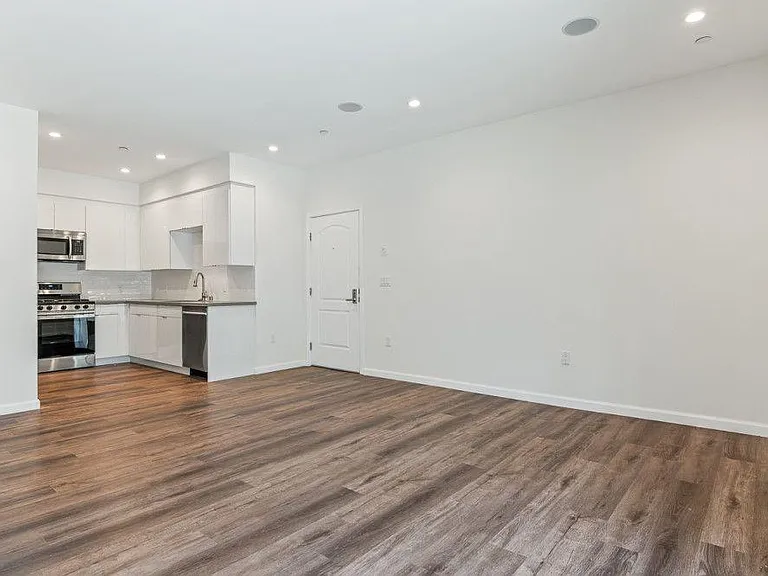 22769 Del Valle St #404 — Photo 11