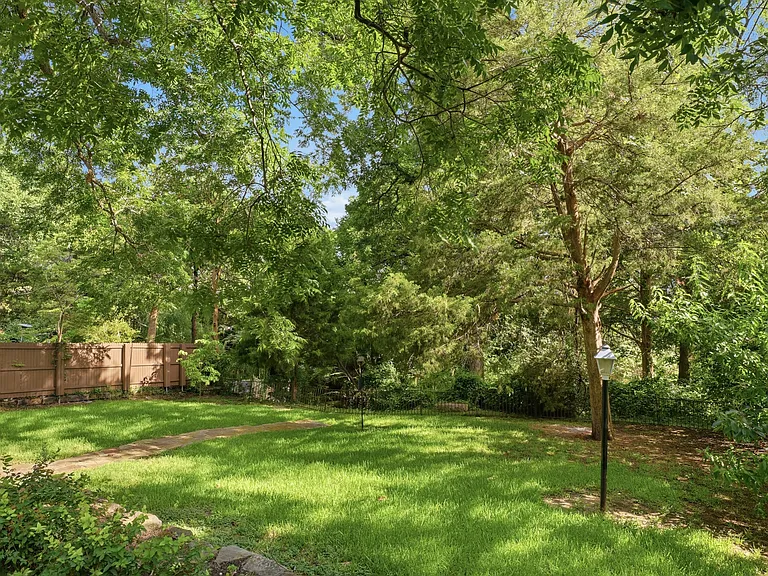 6815 Lyre Ln — Photo 20