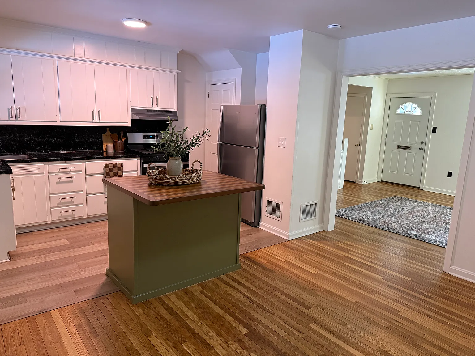 3 bed, 1102 sqft, $1,895 — Photo 4