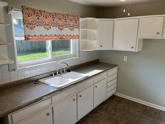4th image of 520 Lynn Shores Dr