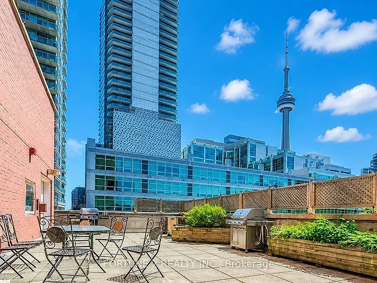 393 King St W #905 — Photo 4