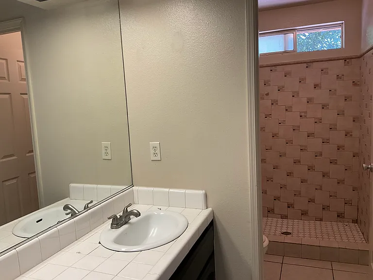 2041 Thompson Ave — Photo 16
