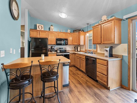 2nd image of 500 Almond Ave