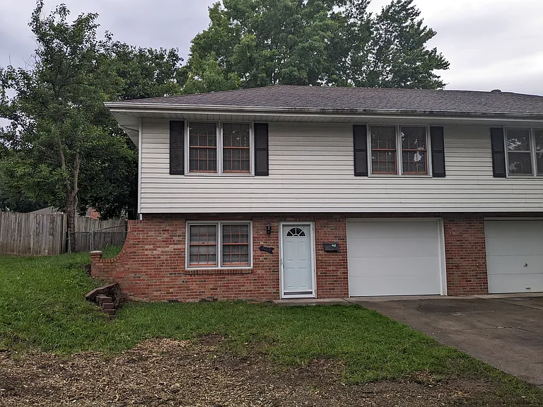 1005-1007 NW Range St — Photo 1