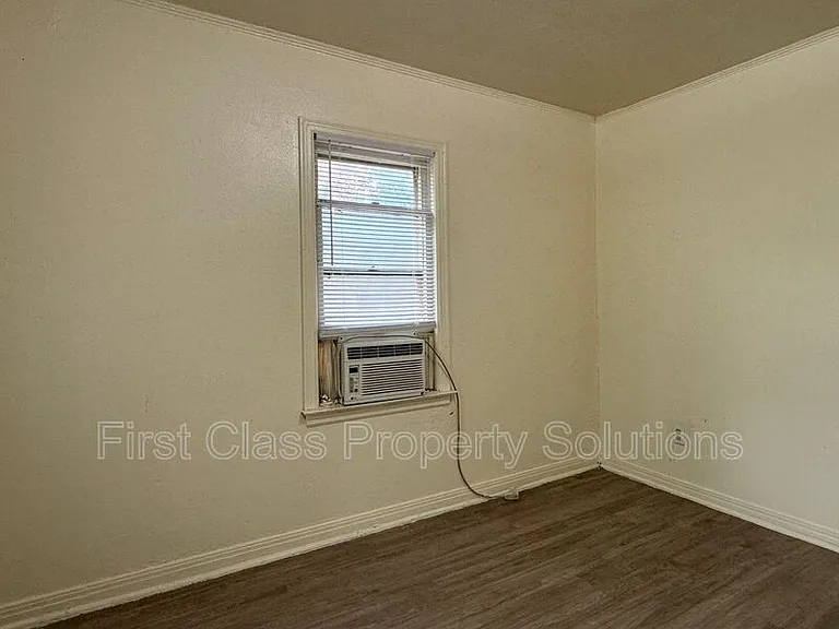 1904 NE 25th St — Photo 14