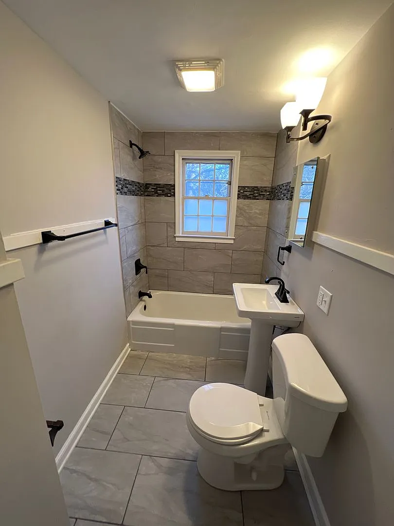 722 W Olin Ave — Photo 3