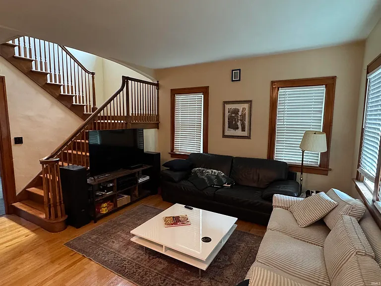 707 E University St — Photo 3