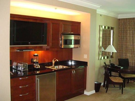 5th image of 135 Harmon Ave Unit 1003